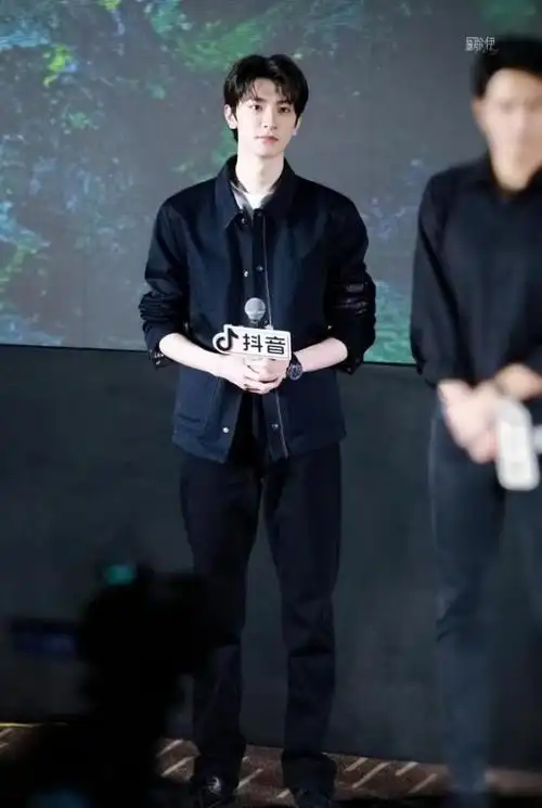 这一夜,38岁彭冠英秒了25岁林一,才知道身高对男人有多很重要