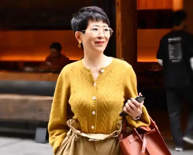 不到80岁最好别烫这几款卷发,显老又没气质,试试减龄的柔卷烫