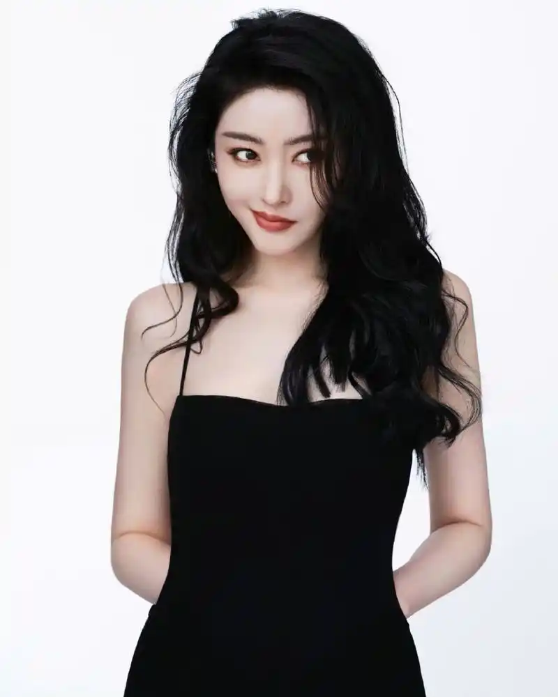 张天爱# 身穿黑色吊带裙,秀丽卷发披肩,明眸皓齿,烈焰红唇,香肩玉背