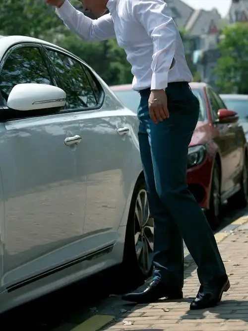 我们部门主管穿的西裤都是贴身裁剪的,每天裤裆都鼓得很夸张,很有男人