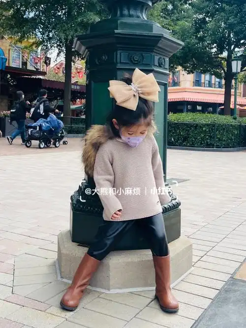 走出超模的步伐跟着大熊女孩学秋日穿搭blingbling的大蝴蝶结发夹写上