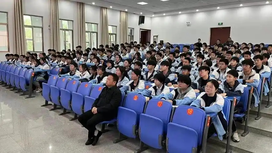 太湖中学举行"传承红色基因"宣讲报告会 - 安徽省太湖中学