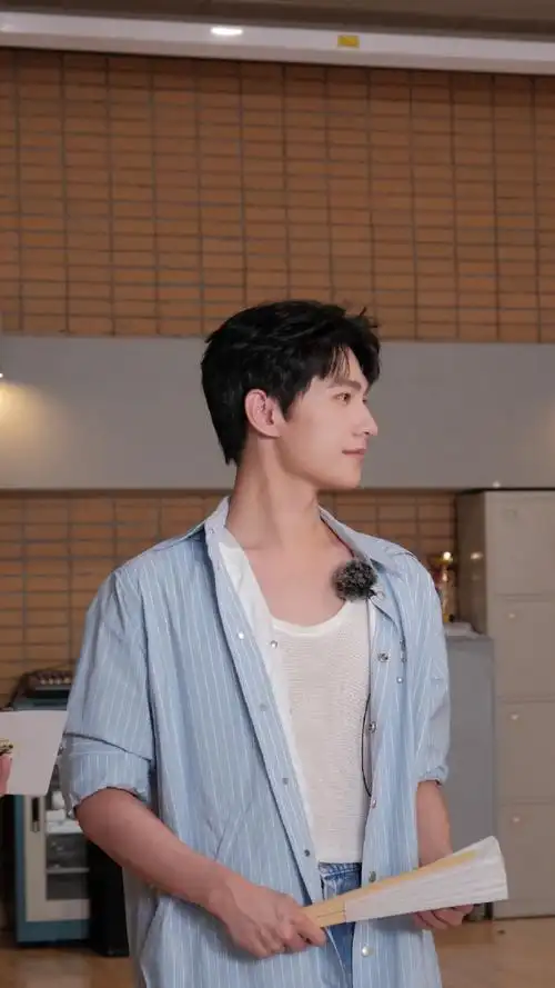 杨洋蓝色条纹衬衫造型##杨洋做咖啡侧颜