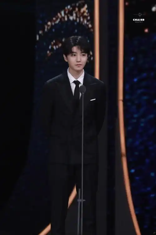 王俊凯超话/#王俊凯华表奖出发图#呜呜呜 是最帅气的小凯!