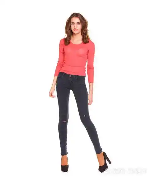 全身时尚模特. 穿着蓝色牛仔裤和红色毛衣的平静的深色女人被隔离在白