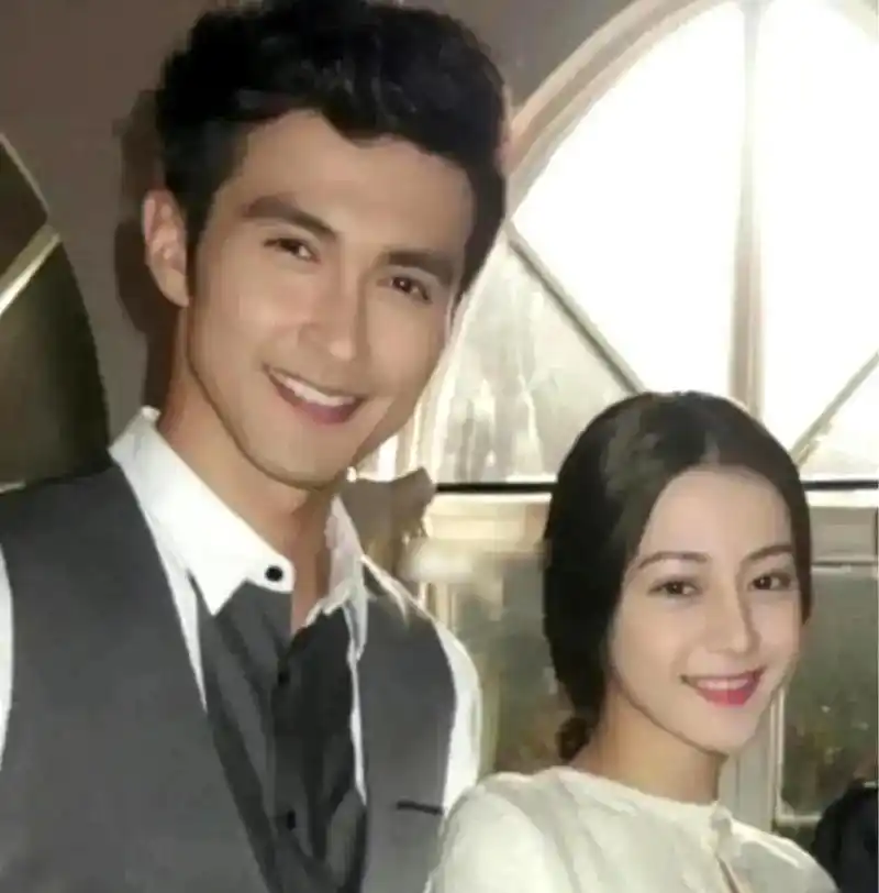 我发现了一张之前从未见过的迪丽热巴和高伟光的合照.