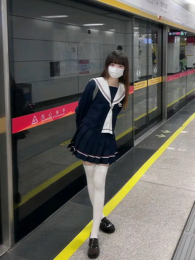 水手服搭配白色长筒袜,再也不用担心回头率了