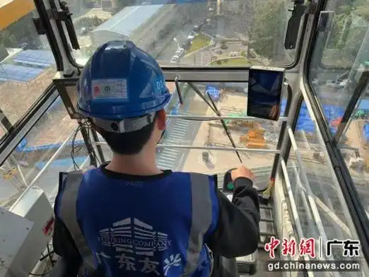 塔吊司机正在高空作业.