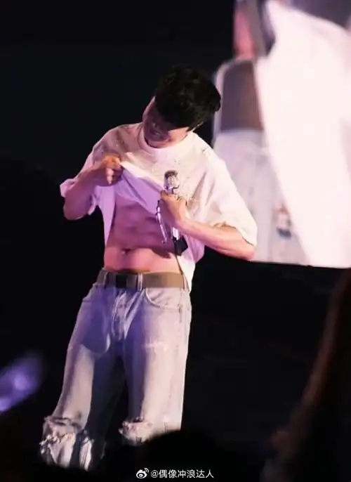 林俊杰腹肌#是怎么做到一边可爱一边sese的,中年偶像的自律,爱看