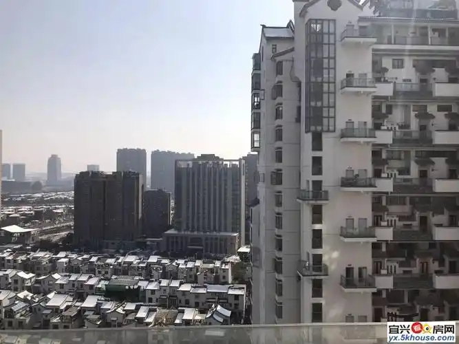 高层(共28层)房屋类型:普通住宅装修情况:简单装修小区:中堂(房源相册