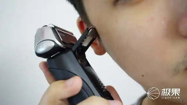 剃须刀上融合鬓角修剪器,在剃须的同时还能将边角修一修.