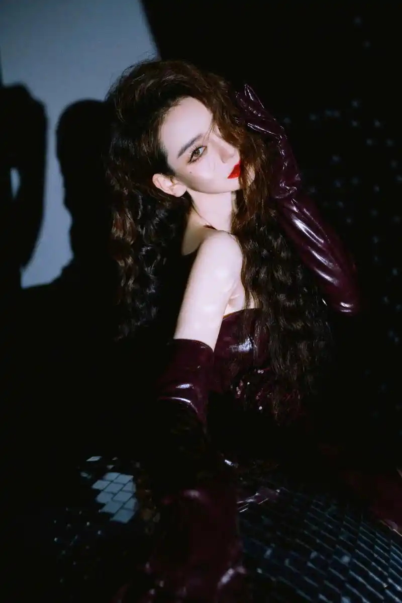 戚薇卷发红唇魅力十足 #戚薇