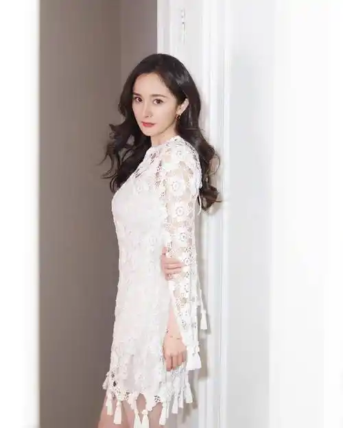 杨幂穿白色蕾丝连衣裙,垂眸浅笑宛如仙女下凡,红色高跟鞋显腿长