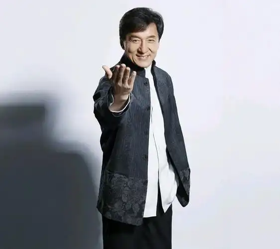 慈善晚会上成龙浑身的衣服被富豪买光,只剩下一条底裤