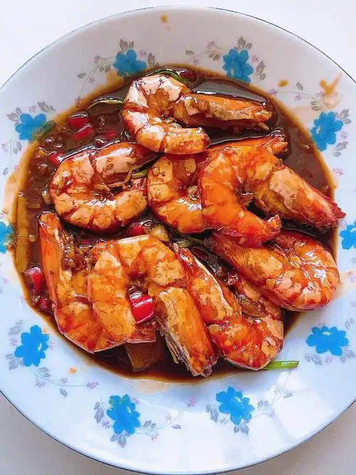 这次试了一下用大量蒜末烧虾,没想到真好吃比红烧的要好吃9797