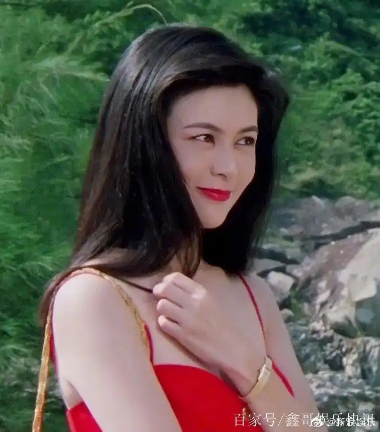 1992年《侠圣》关之琳吊带红裙很性感,风情万种,充满魅力