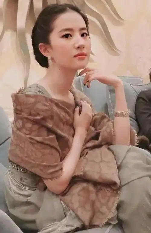 看完刘亦菲的这7张生图,终于知道为何都叫她,神仙姐姐了!