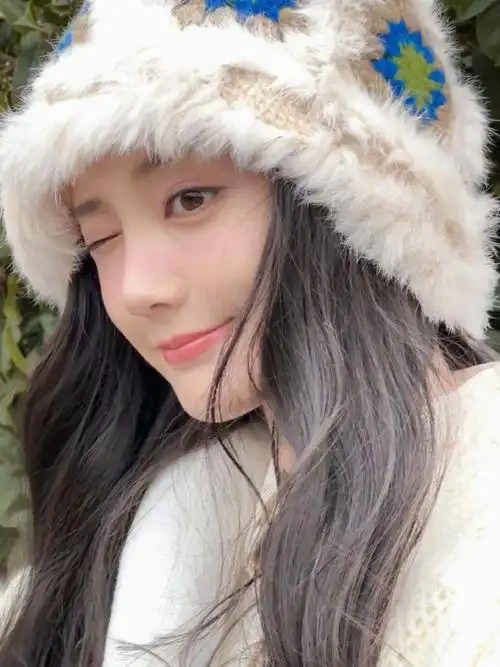 李一桐晒胶片感随拍甜美笑容宛若初恋