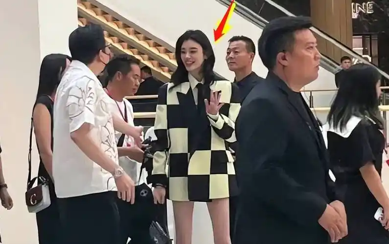 华伦天奴晚宴现场:关晓彤红裙女王范十足,杨洋真实身高遭调侃_活动