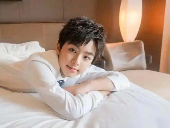 飞熊等你撩#开屏活动→刘冠毅超话学霸主唱刘冠毅,来自乐华少年.