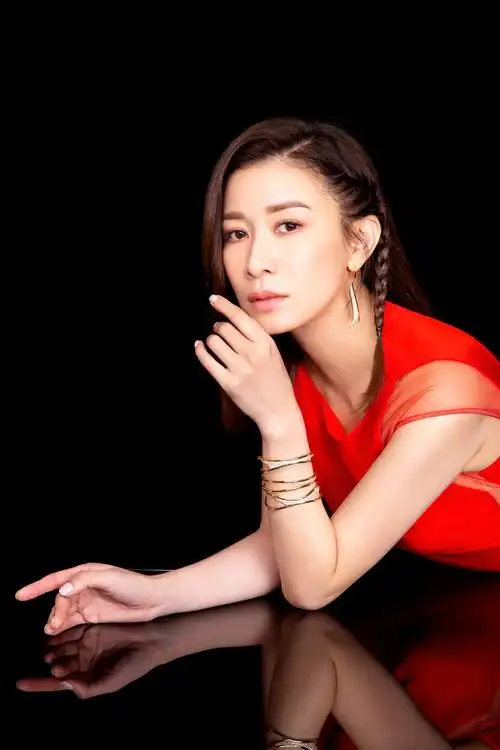 p>佘诗曼,1975年5月28日出生于香港,中国香港女演员,毕业于 a target