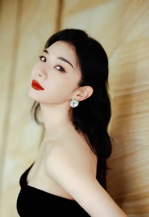 黄奕金色蝴蝶结礼服大气优雅 红唇性感知性锁骨纤瘦分明_明星_第一