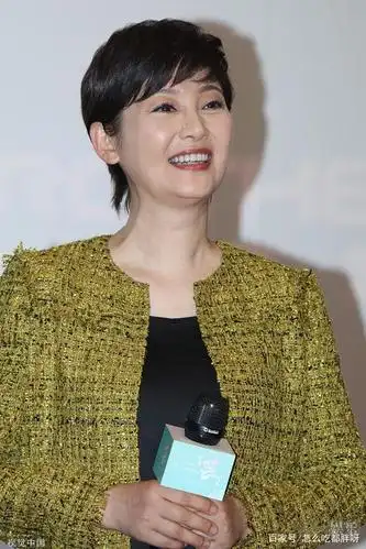 有点甜!52岁徐帆气色好 与冯小刚牵手现身