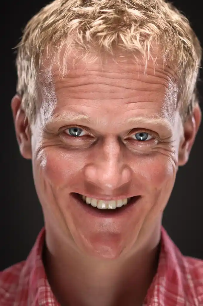 令人毛骨悚然的白种男人微笑