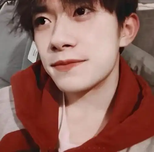 你说女友视角比帅照更有杀伤力    #易烊千玺当选中国影协理事#    易