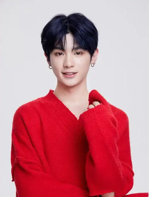 隐藏富少黄明昊:15岁时穿70w韩元睡衣比赛,让韩娱眼界大开?(3)-度小视