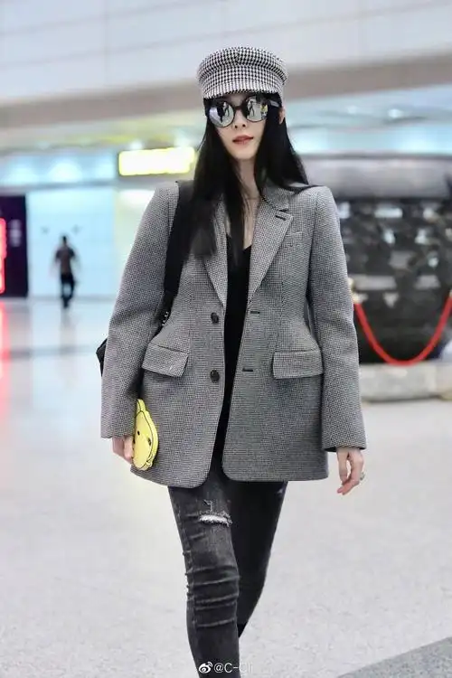 范冰冰昨晚一袭亮片西服套装现身好友的品牌活动