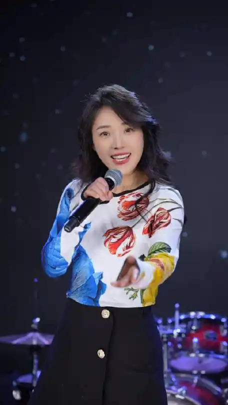 我总是没日没夜想着你耶 像河水没日没夜的流淌#锦鸡想凤凰#歌手云朵