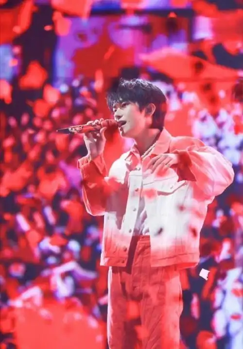 喜气洋洋的样子谁不喜欢,况且红色是易烊千玺的应援色呢~__财经头条