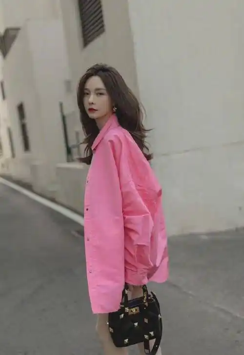 原创沈梦辰晒美照穿粉色衬衫减龄时髦皮肤黑也挺美