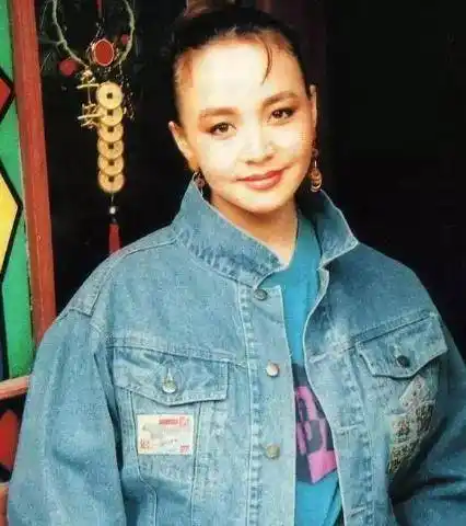 有的时候为了角色的需要,例如说装扮成"六十多岁的豁牙老太",宋丹丹不