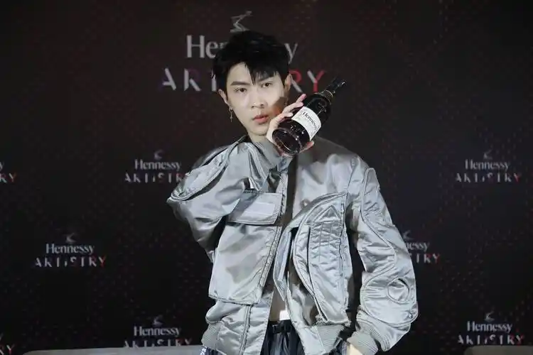 马伯骞未来感银色外套帅气前卫 分享《thats ok》创作理念_活动_品牌