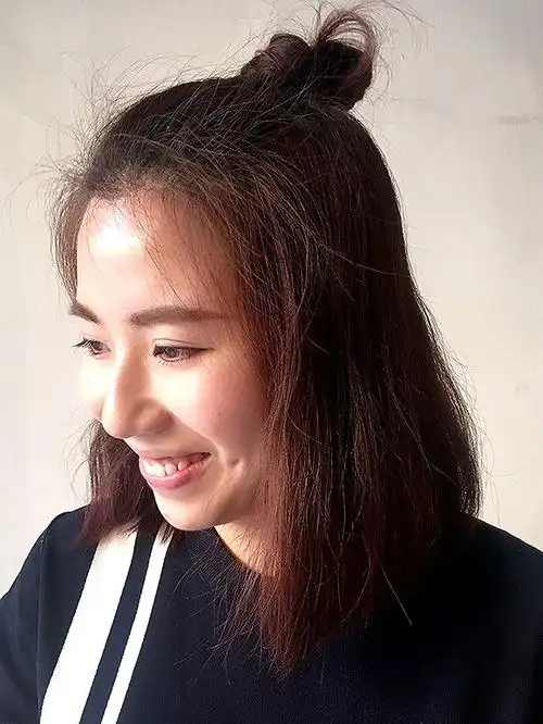 最好在有刘海的基础上(文章第一部分提到的)尝试半丸子头,否则会有