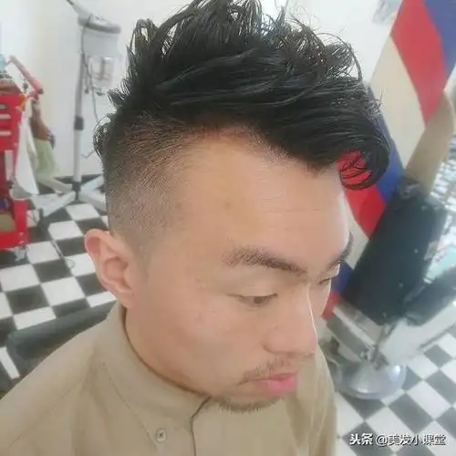 男生把三面都铲光的发型最帅气