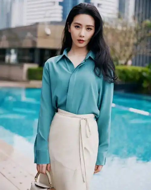 刘诗诗今日春照,蓝色衬衫白色开衩裙,轻盈优雅,自信从容_时尚_姐姐