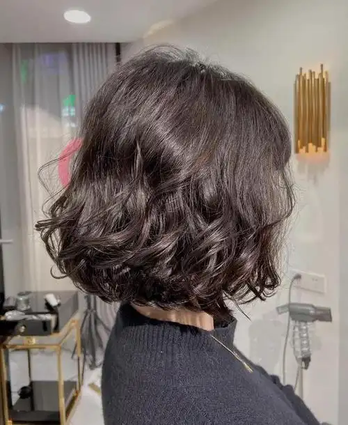 50-60岁的女人,烫发避开"老年款",按照这些流行款来烫,减龄|发型|刘海