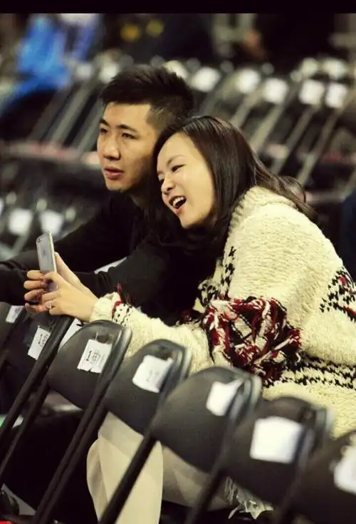 李艾领证结婚变人妻 晒甜蜜吻照秀幸福