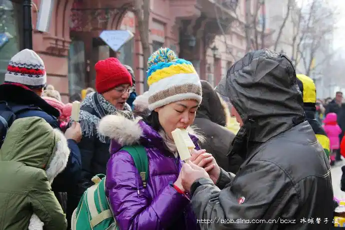 实拍哈尔滨三九严寒吃冰棍的人们