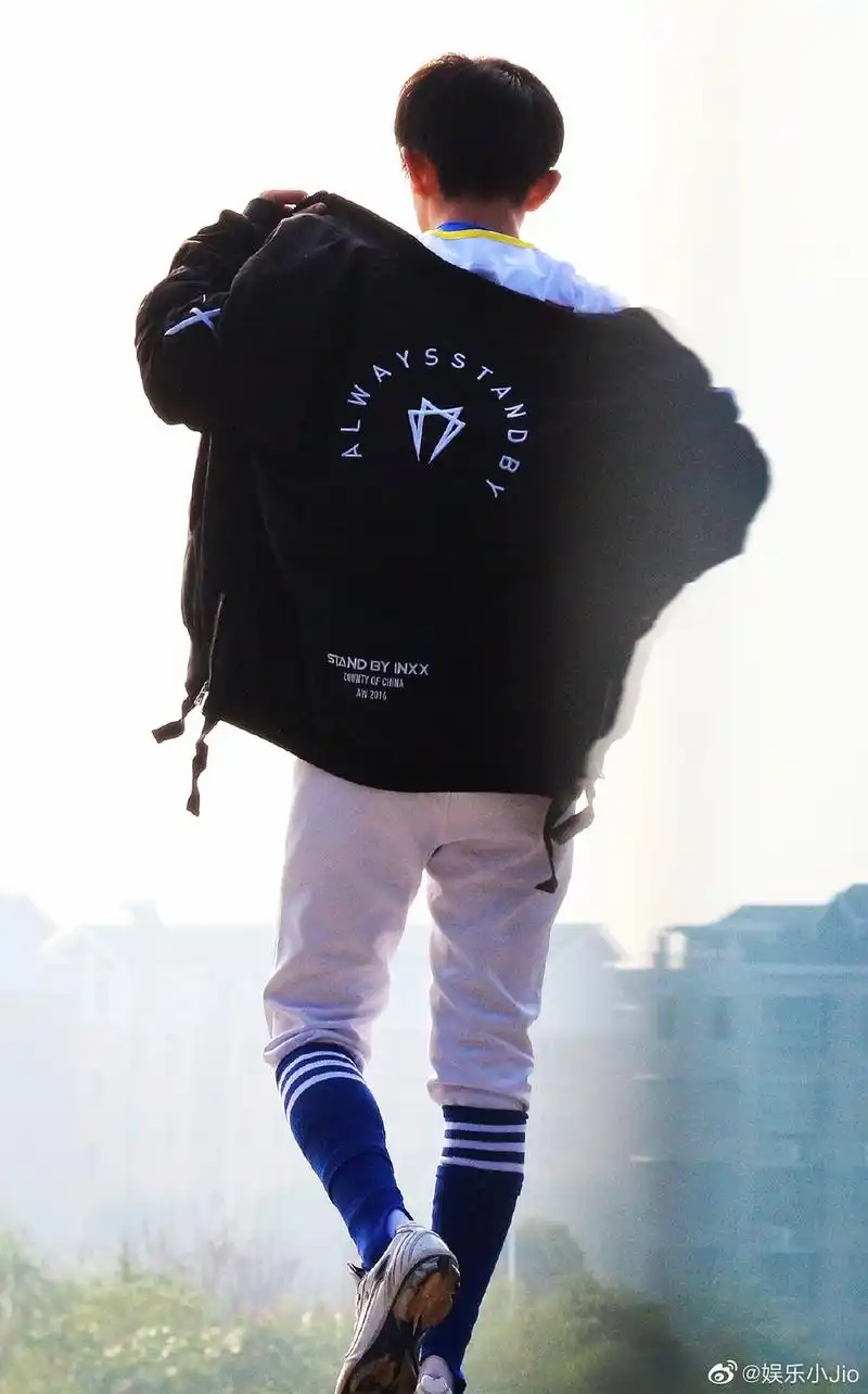 tfboys分享200310易烊千玺背影杀来袭超a大佬肩膀愈加宽厚