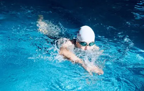 濮阳市红十字水上义务救援队水上救生技能比武活动在蓝宝石游泳馆举行