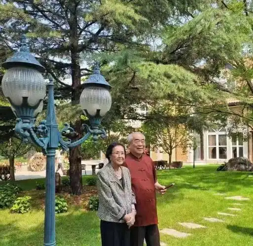 新婚画面首曝光86岁书画家范曾带90后娇妻入住豪宅伺候笔墨