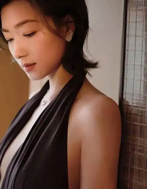 42岁的万茜真大胆,穿深v,让陈坤"假戏真做",老公至今成迷