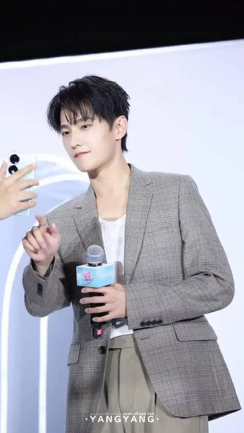 杨洋喜临门品牌代言人##杨洋怼脸状态##杨洋线下活动人气