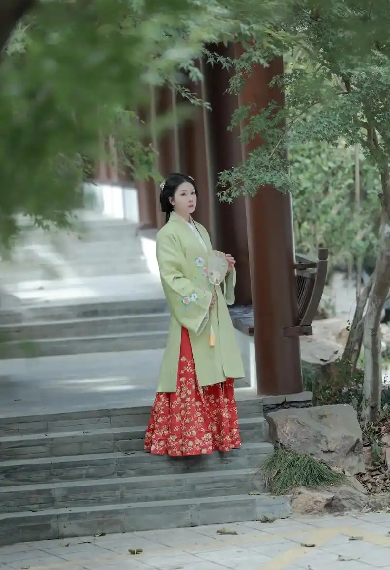 明朝明朝待明朝,只愿倾情意逍遥.#明制 #古风 #大明少女  - 抖音