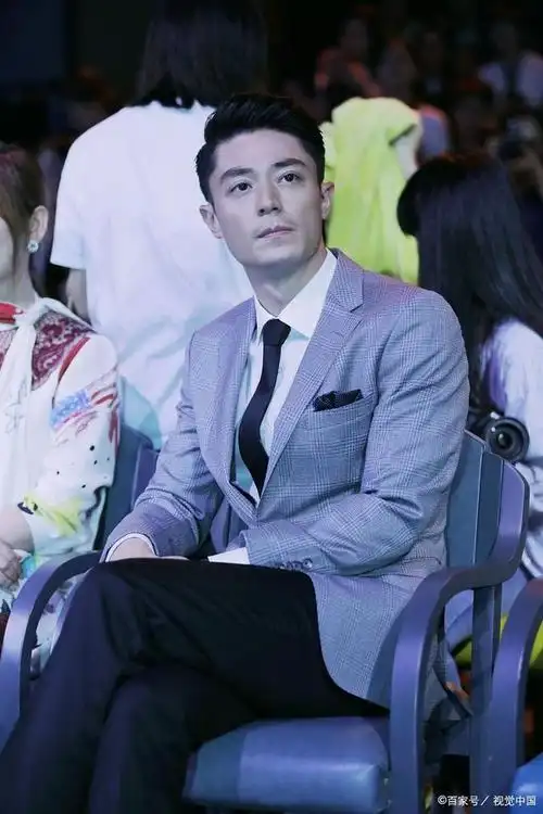 霍建华北京现身:与粉丝打招呼,预计明年开机新戏