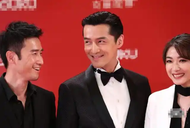 上影节红毯趣事不断:胡歌大跳"十六步舞",雷佳音现场飙英文